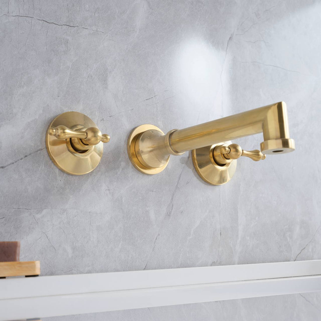 Robinet de salle de bain mural Avila avec poignées en croix simples – Laiton non verni