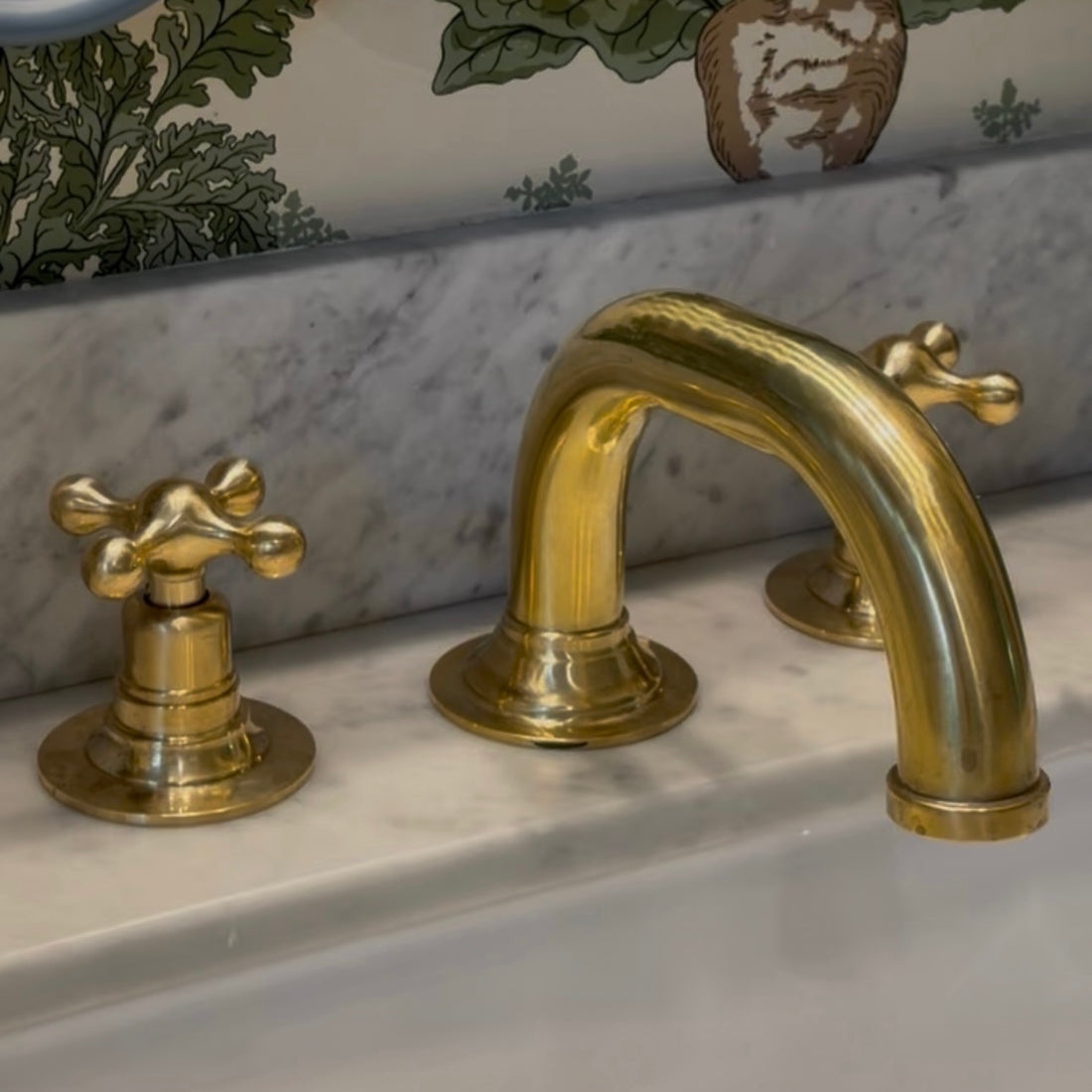 Robinet de salle de bain à col de cygne avec poignées en croix – Laiton non verni