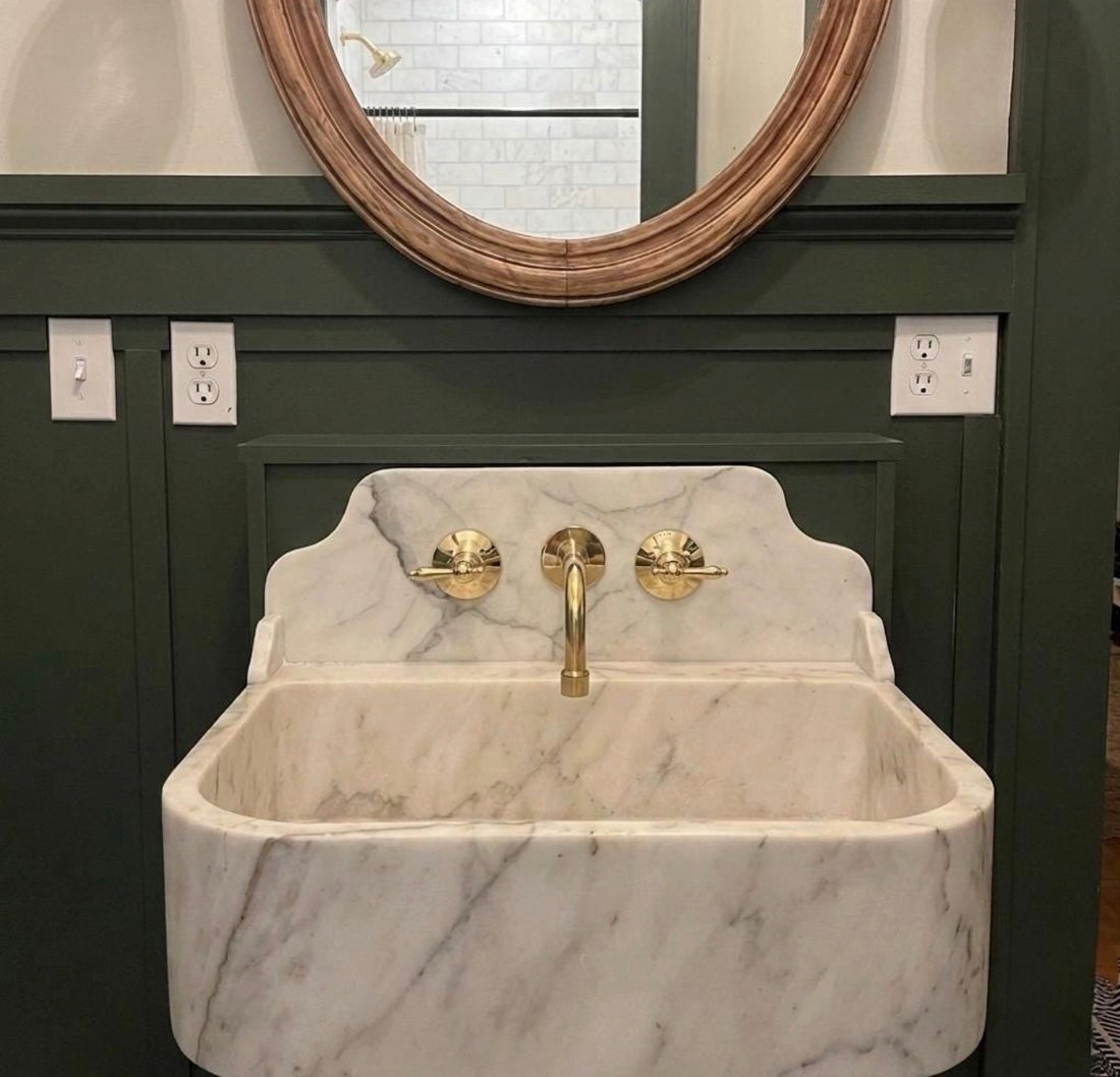 Robinet de salle de bain mural Wichita avec poignées en croix – Laiton non verni