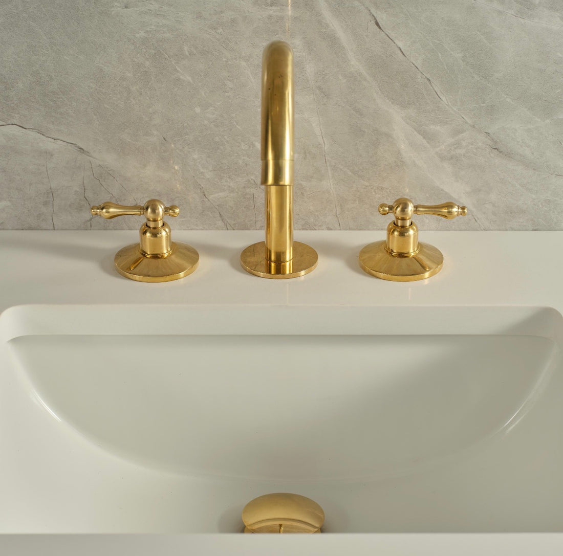 Robinet de salle de bain Osaka à entraxe large et poignées à levier – Laiton non verni
