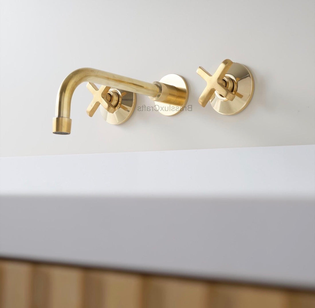 Robinet de salle de bain mural Wichita avec poignées en croix – Laiton non verni