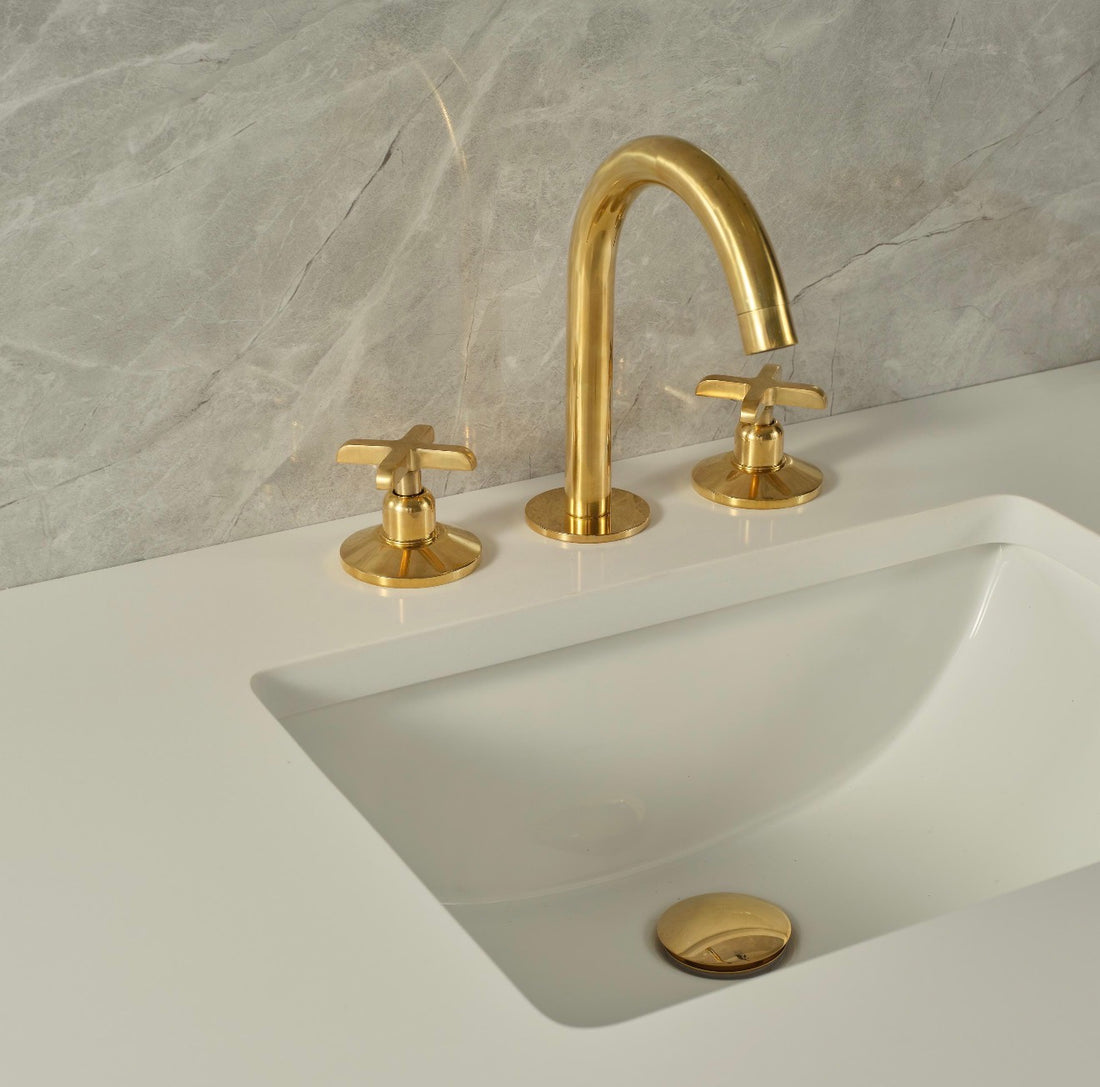 Robinet de salle de bain Osaka à entraxe large et poignées à levier – Laiton non verni