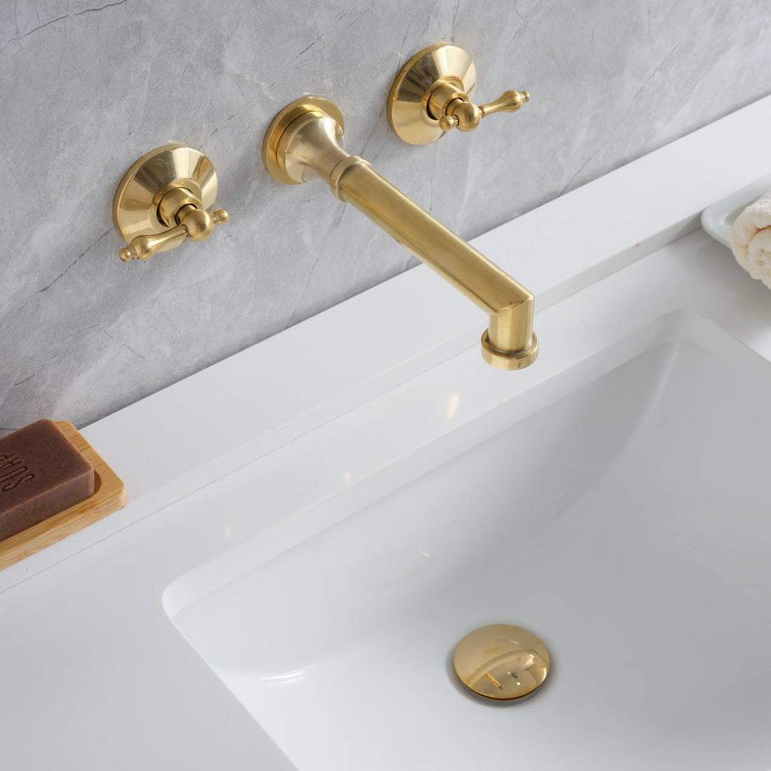 Robinet de salle de bain mural Avila avec poignées en croix simples – Laiton non verni