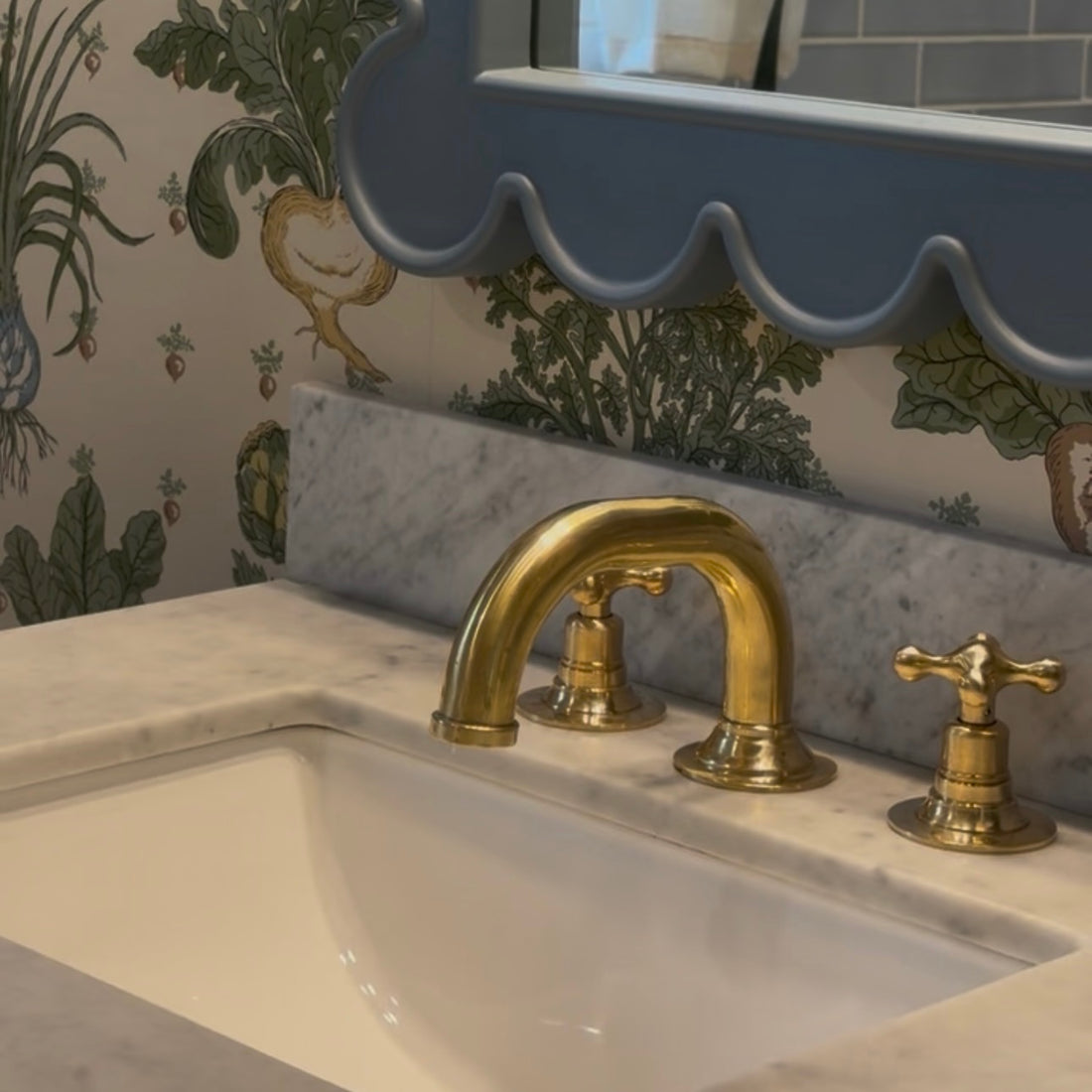 Robinet de salle de bain à col de cygne avec poignées en croix – Laiton non verni