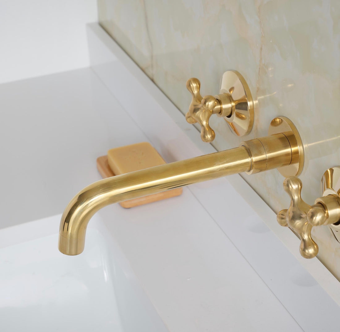 Robinet de salle de bain mural Clayton avec poignées en croix – Laiton non verni