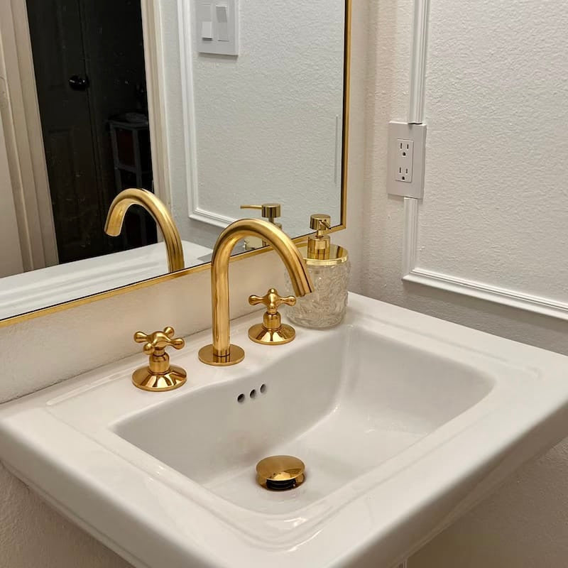 Robinet de salle de bain Osaka à entraxe large et poignées à levier – Laiton non verni