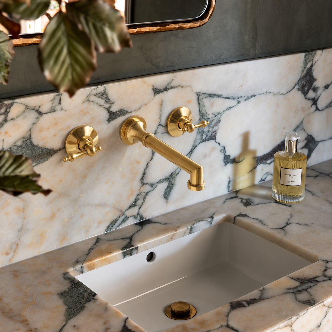 Robinet de salle de bain mural Avila avec poignées en croix simples – Laiton non verni