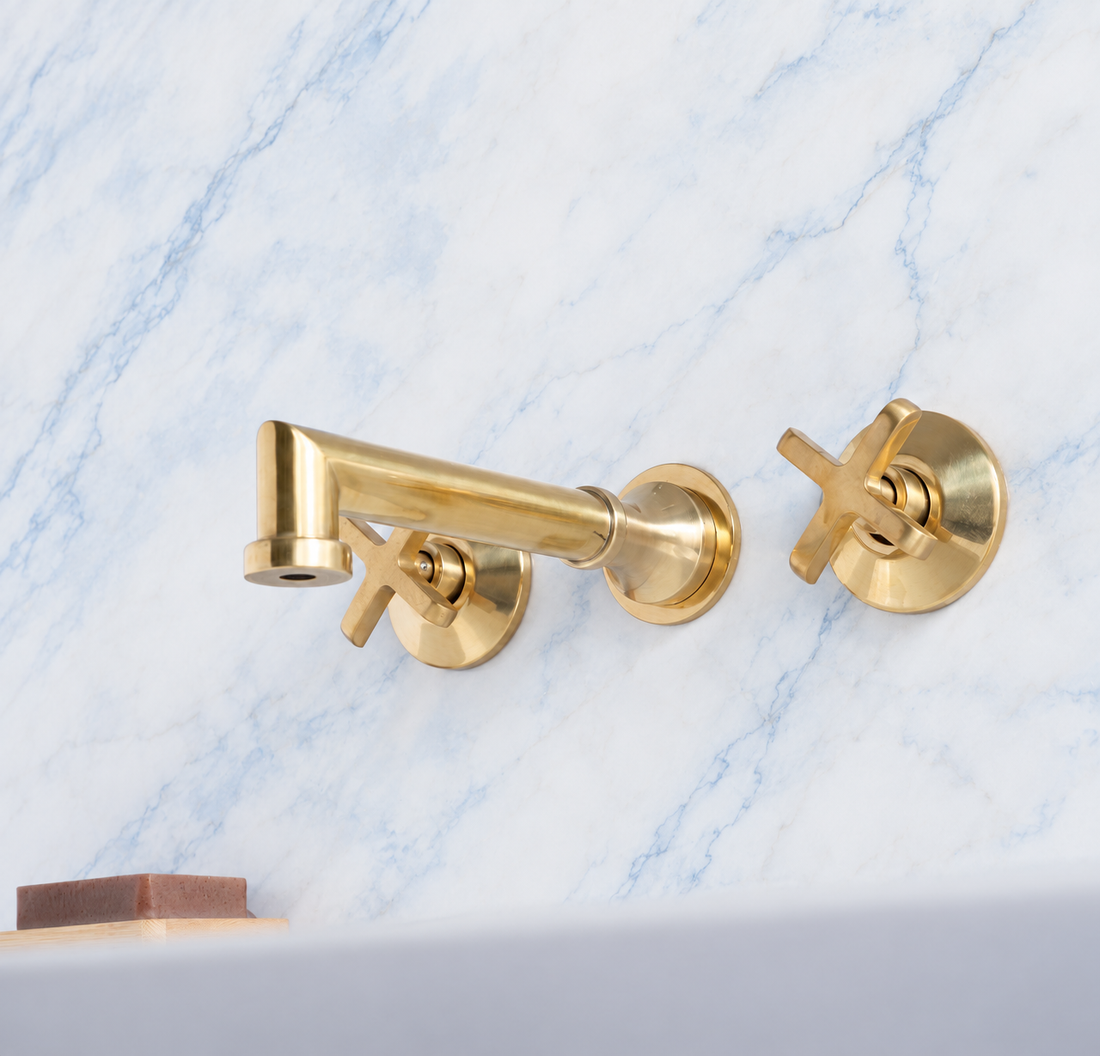 Robinet de salle de bain mural Avila avec poignées en croix simples – Laiton non verni
