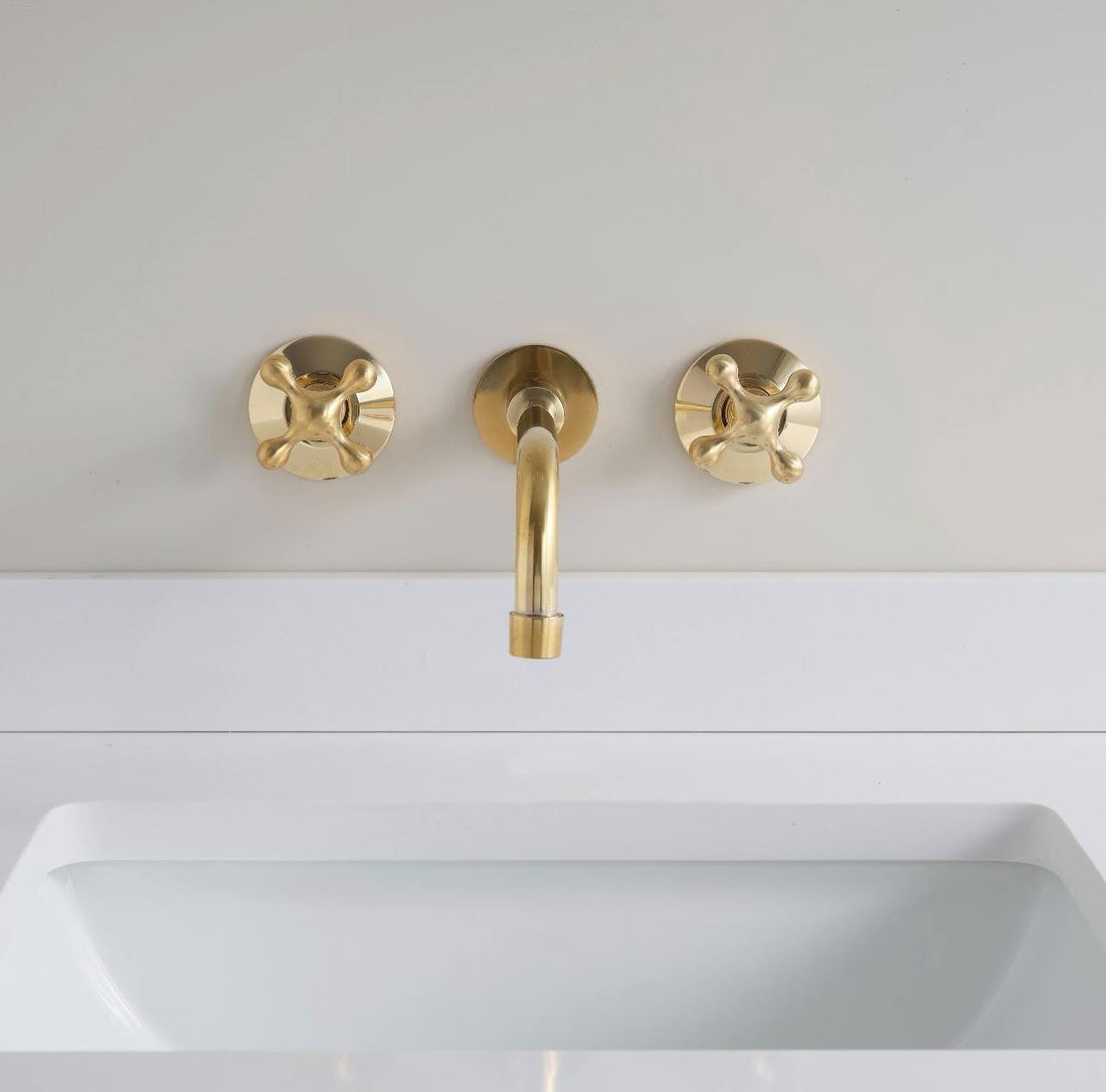 Grifo de baño mural Wichita con manijas en forma de cruz – Latón sin lacar