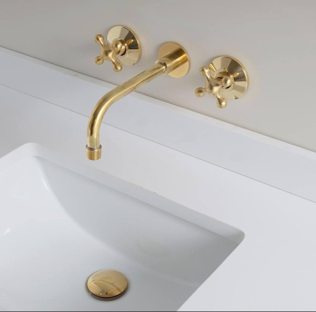 Grifo de baño mural Wichita con manijas en forma de cruz – Latón sin lacar