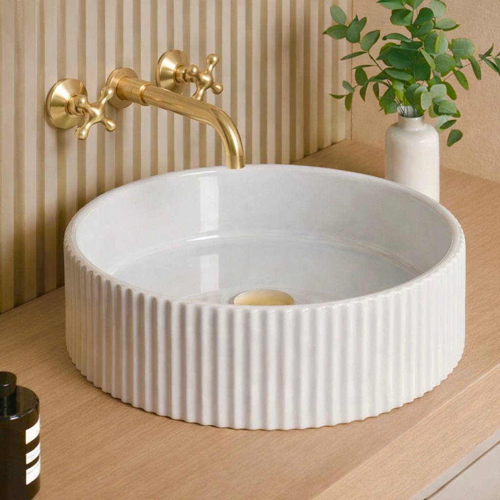 Grifo de baño mural Clayton con manijas en forma de cruz – Latón sin lacar