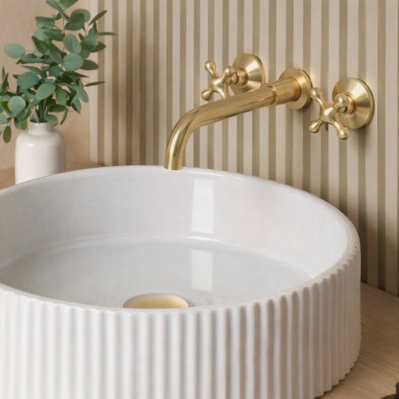 Grifo de baño mural Clayton con manijas en forma de cruz – Latón sin lacar