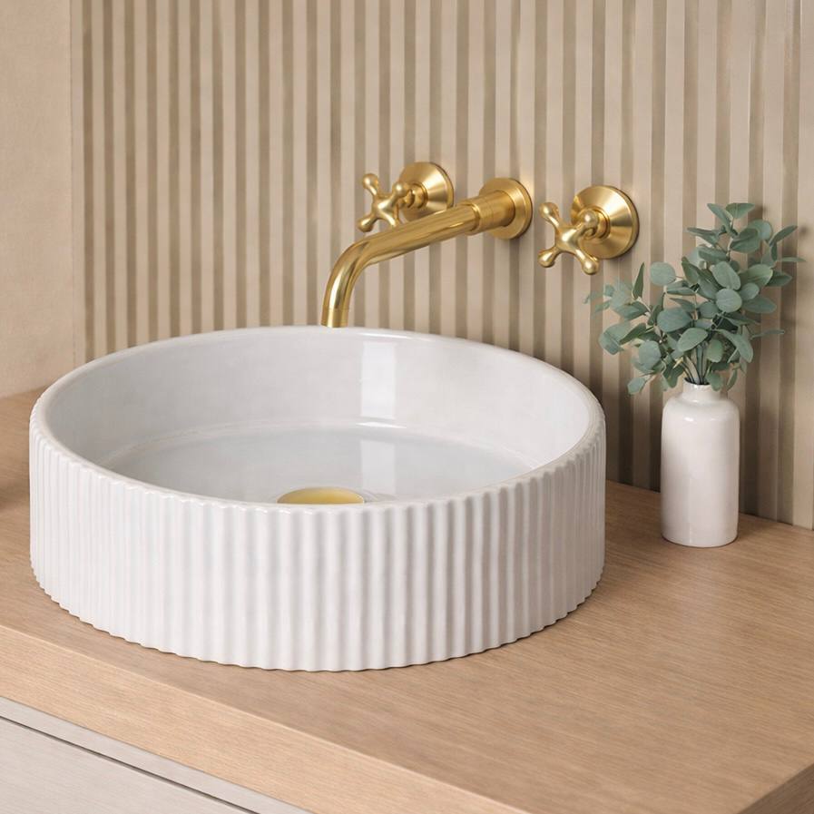 Grifo de baño mural Clayton con manijas en forma de cruz – Latón sin lacar