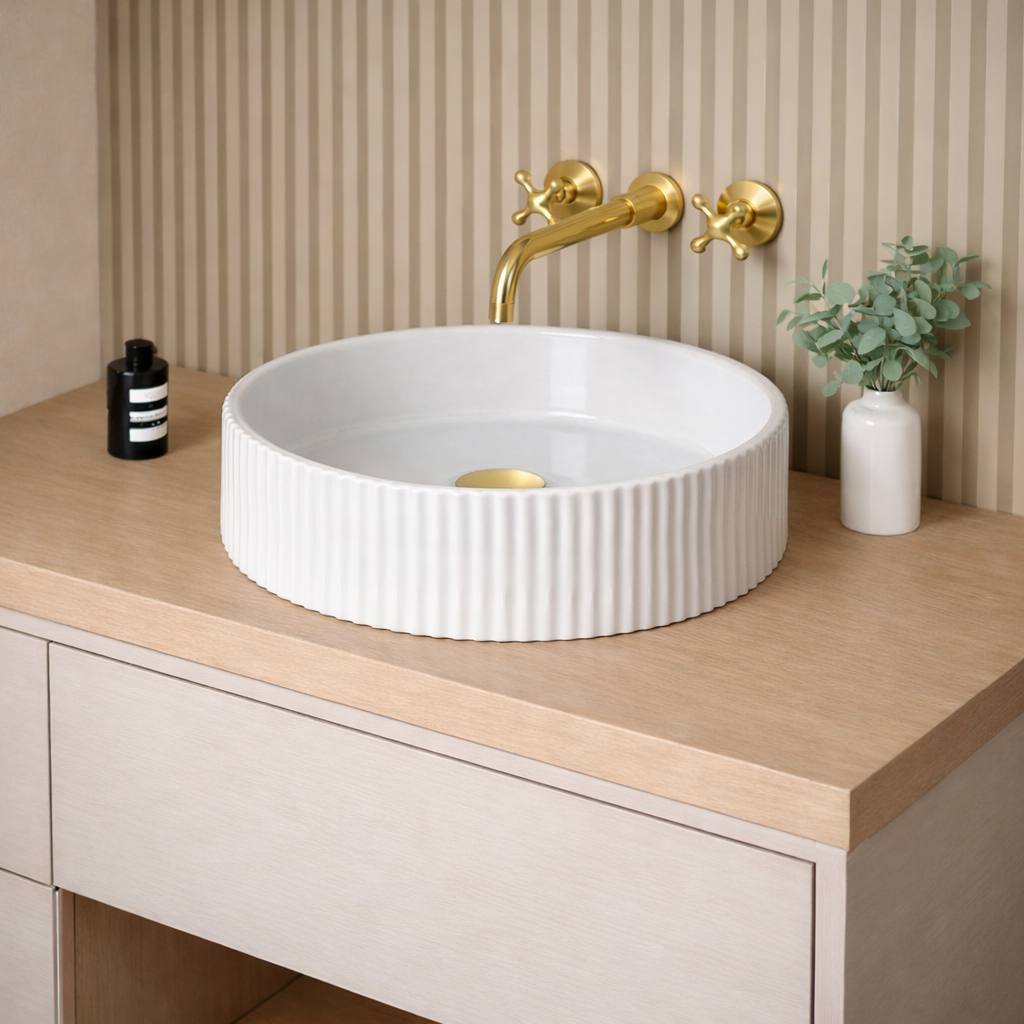 Grifo de baño mural Clayton con manijas en forma de cruz – Latón sin lacar