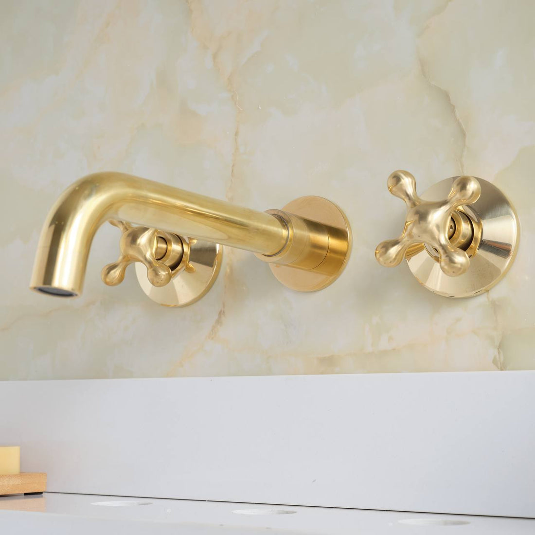 Grifo de baño mural Clayton con manijas en forma de cruz – Latón sin lacar