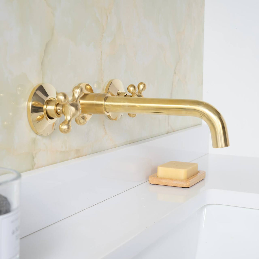 Grifo de baño mural Clayton con manijas en forma de cruz – Latón sin lacar