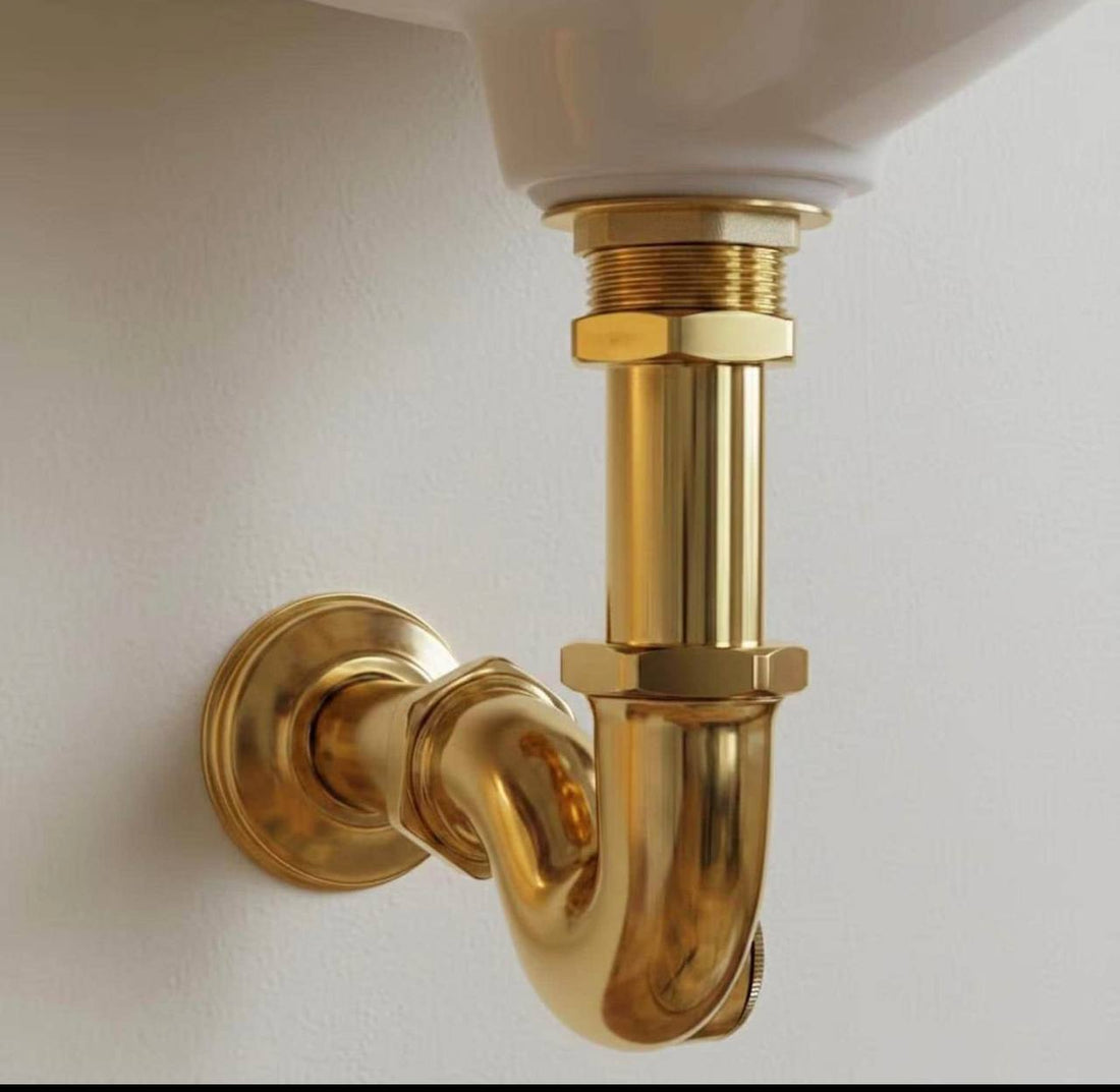 Siphon en P de 1-1/4 po avec bride haute – Laiton non verni